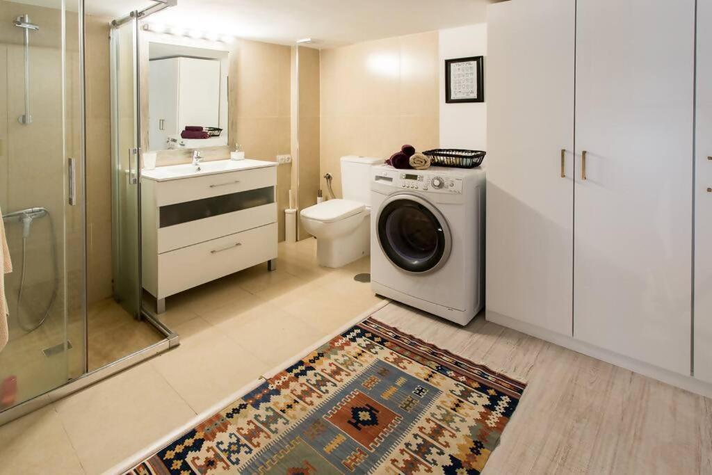 Duplex Center Parking Netflix Amazon Video *